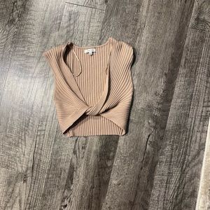 Cropped twist top